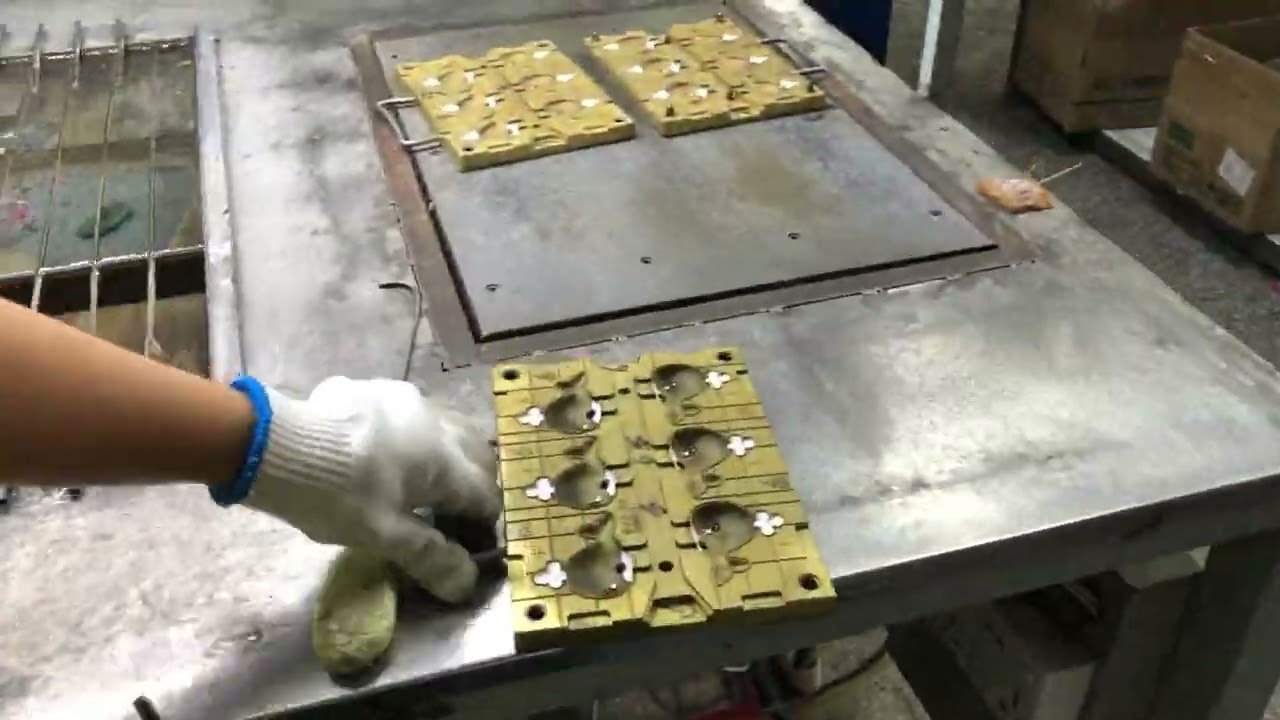 max can get 12 colors of silicone products automatic dispensing dripping microinjection process.