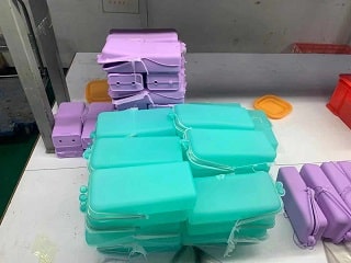 trousse à crayons en silicone moulée - Qu'est-ce que le processus de surmoulage en silicone ? La trousse à crayons surmoulée en métal et en silicone peut le montrer ? -ZSR