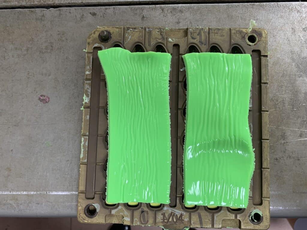 Solid silicone rubber material feeding - Multi-Color Dripping Molding - Z.S.R.