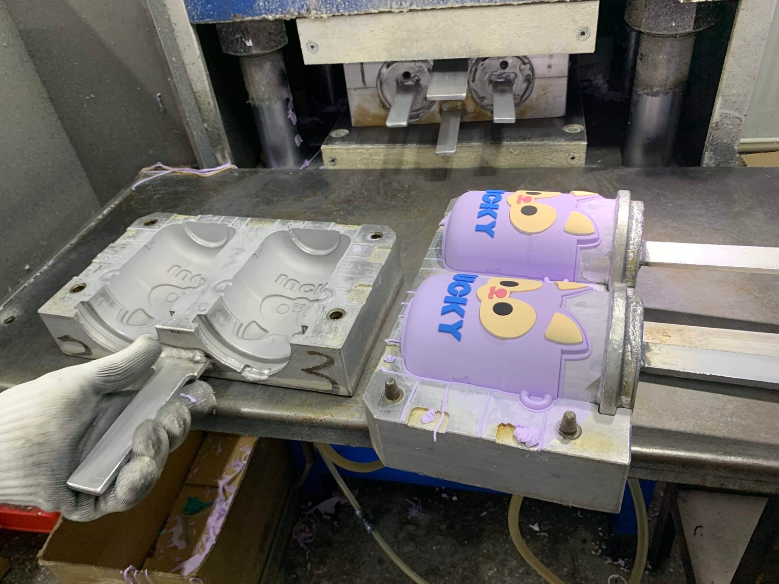 Curing silicone sleeve dripping molding scaled - How to create private silicone mats? - Z.S.R.