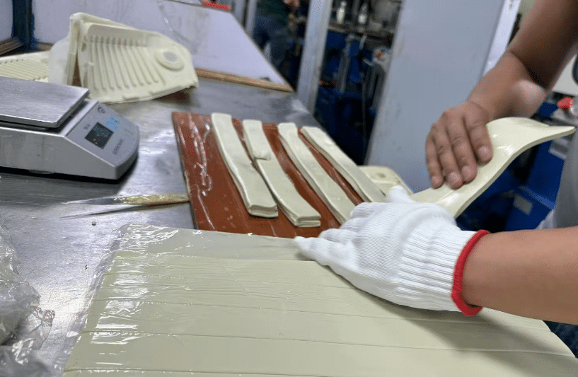 Electronic scale with weight the mixed silicone material 1 - How to create private silicone shower scrubber or body scrubber? - Z.S.R.