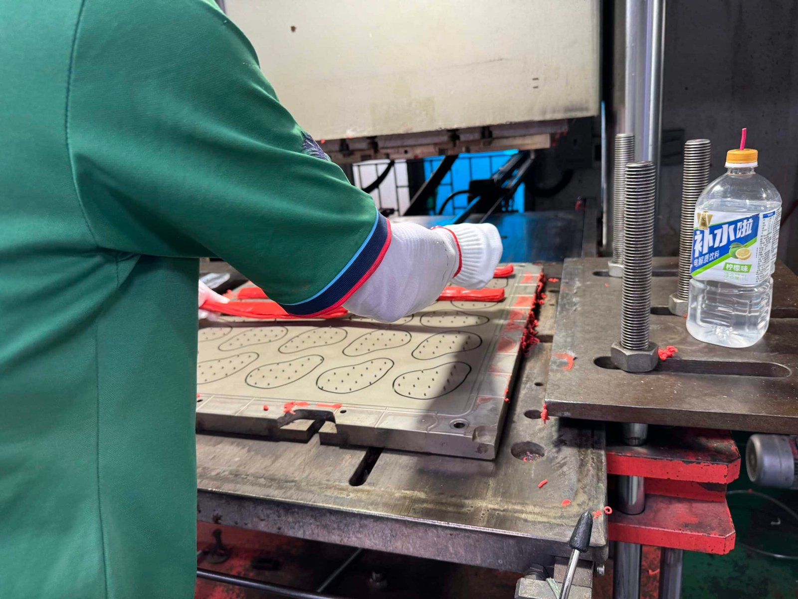 Feeding silicone try material scaled - How to create private silicone trays? - Z.S.R.