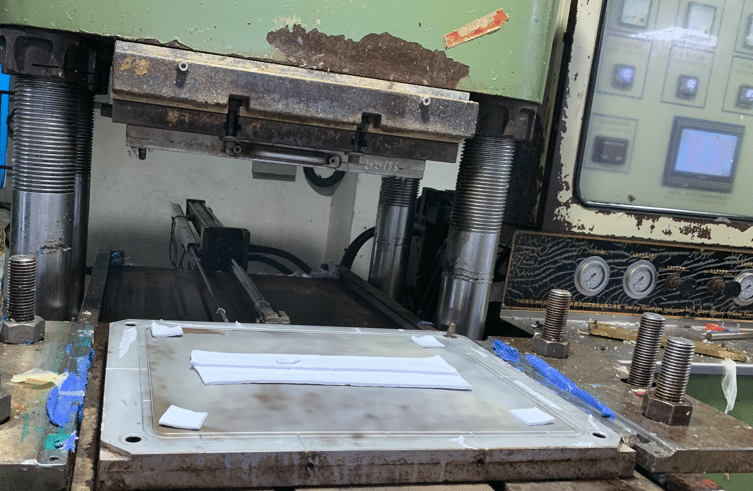 Feeding the silicone material on the silicone mat toolings - How to create private silicone mats? - Z.S.R.