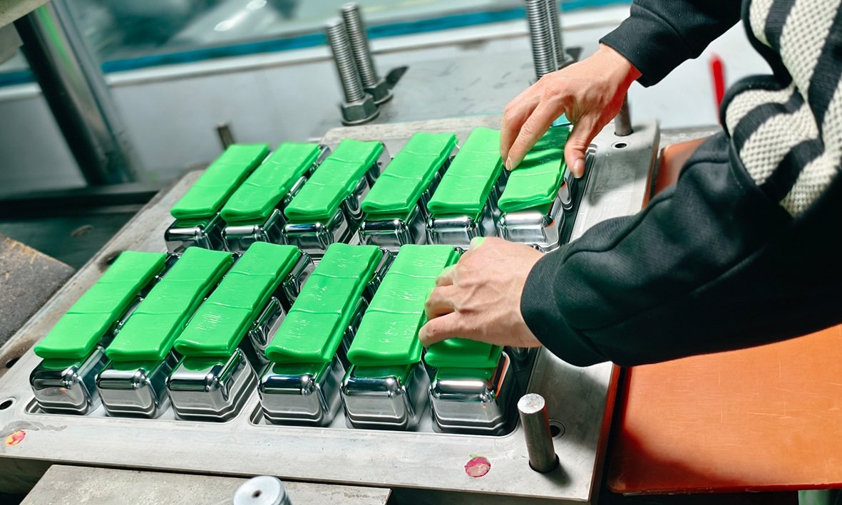 Feeding the silicone mold material - How to create private silicone molds? - Z.S.R.