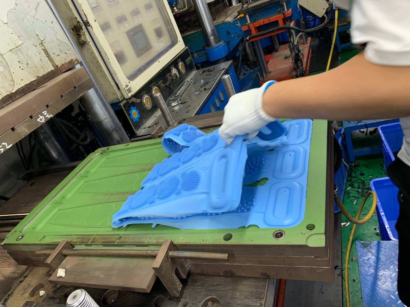 Silicone body scrubber die mold 1 scaled - How to create private silicone shower scrubber or body scrubber? - Z.S.R.