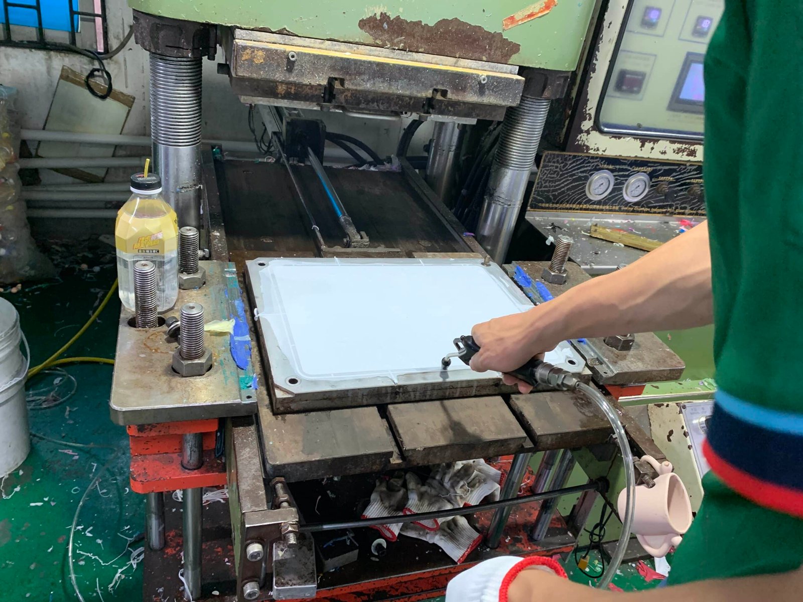 Silicone mats demold scaled - How to create private silicone mats? - Z.S.R.