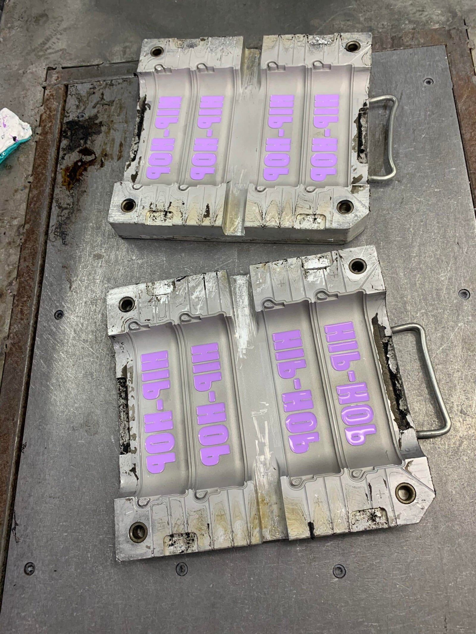 Silicone sleeve feeding Solid silicone material feeding scaled - How to create private silicone sleeves? - Z.S.R.