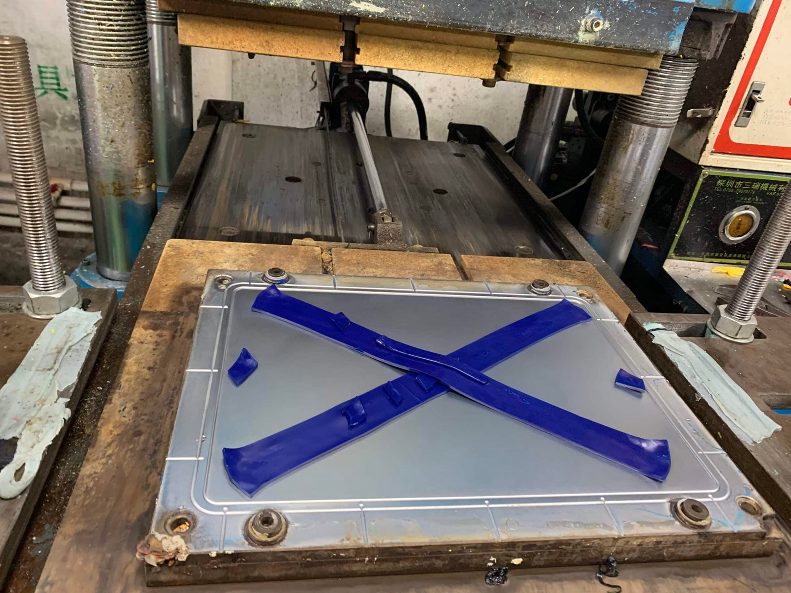 Feeding the silicone protector material scaled - How to create private silicone protector? - Z.S.R.